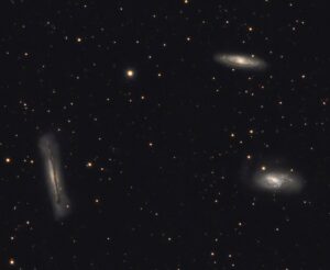 Triplete de Leo: M65 arriba derecha, M66 abajo derecha y NGC 3628 abajo izquierda.